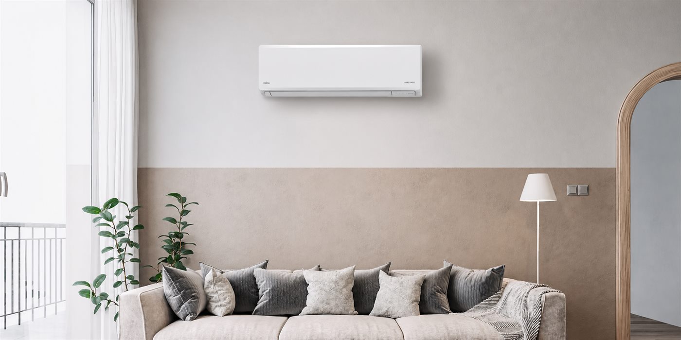 Kondicioner Fujitsu Airstage në mur, mbi divanin e një salloni modern